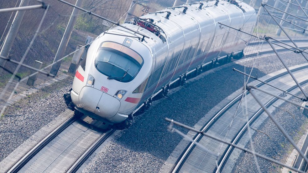 Der IC-Verkehr ist eingeschränkt. Foto: Julian Stratenschulte/dpa