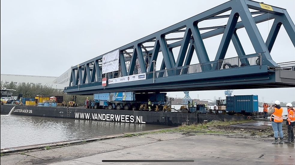 Mit einem speziellen Schwerlastfahrzeug wurde das Brückenteil auf den an der Kaimauer liegenden Ponton gefahren. Foto: EFG Port Papenburg/Wedemann