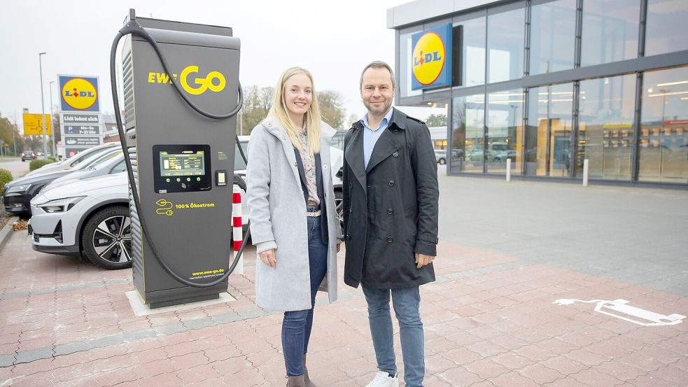 Wollen Elektromobilität alltagstauglich machen – hier in Westerholt im Landkreis Wittmund: Jana Czeczor (Bereichsleiterin Immobilien, Lidl Immobilien Dienstleistung) und Ilker Akkaya (Geschäftsführer EWE Go). Foto: EWE