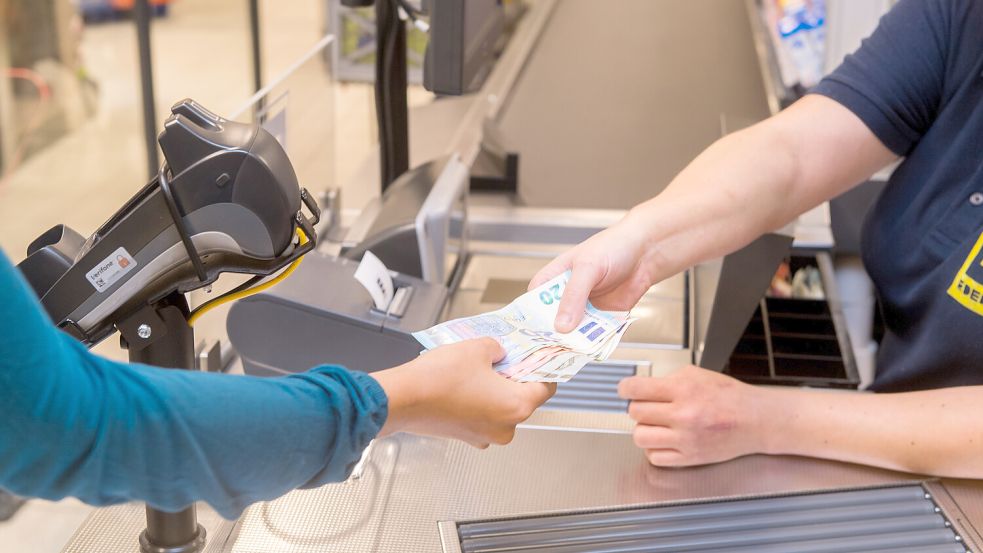 Postbank-Kunden sollen künftig an Supermarktkassen auch Geld einzahlen können. Foto: Nolte/DPA