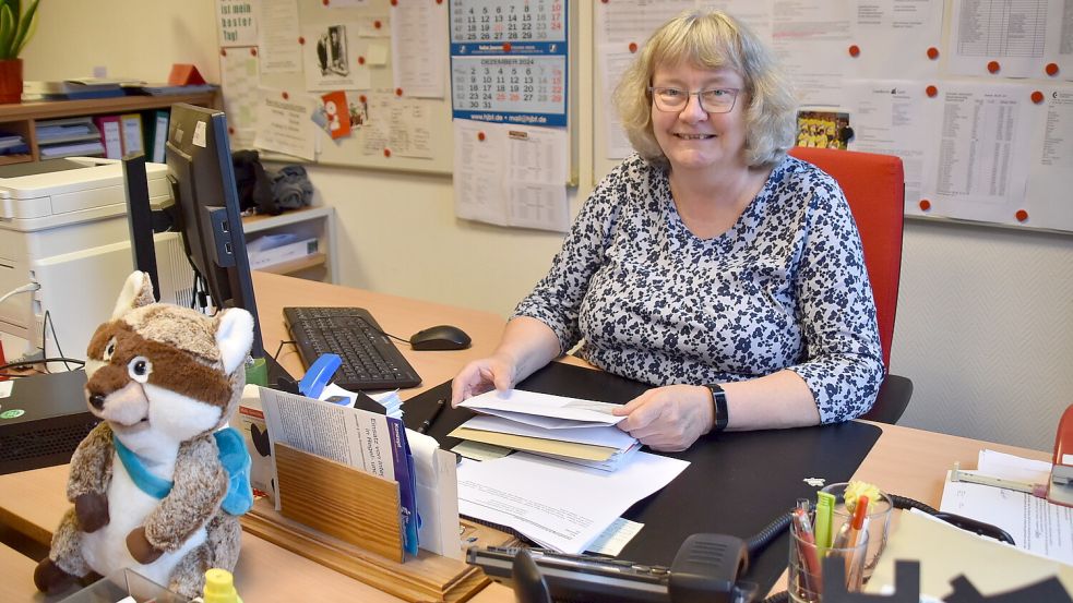 Schulsekretärin Renate Luikenga an ihrem Arbeitsplatz im Schulzentrum Collhusen. Luikenga kümmert sich auch um die Post. Foto: Ammermann