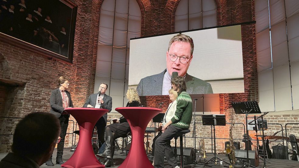 Am 24. Oktober 2024 war Lars Reckermann bei einer Podiumsdiskussion in Emden zum Thema Meinungs- und Pressefreiheit. Eingeladen hatten die Evangelisch-reformierte Kirche und die Ostfriesen-Zeitung. Mit dabei waren (von links): Meta Janssen-Kucz, Lars Reckermann, Birke Schoepplenberg, Susanne Bei der Wieden und Lennard Landgraf. Foto: Spindler