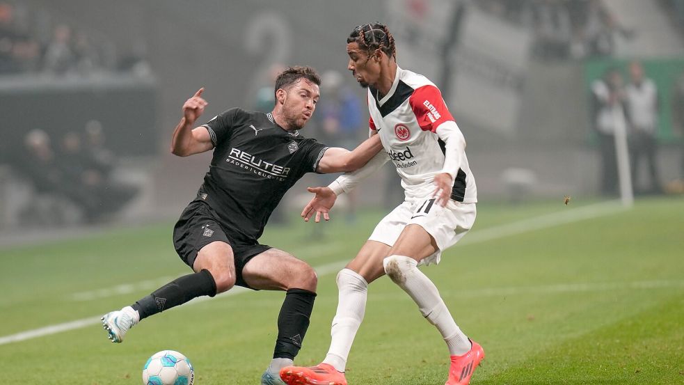 Eintracht Frankfurt um Hugo Ekitiké (r) musste im Pokalspiel gegen Borussia Mönchengladbach wegen eines frühen Platzverweises lange in Unterzahl spielen. Foto: Thomas Frey/dpa