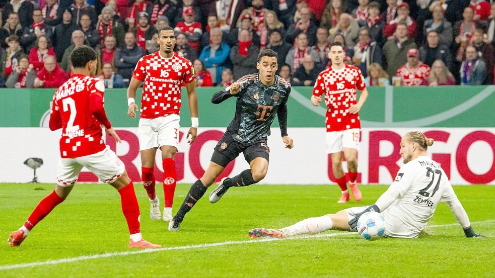 Der FC Bayern München hat mit einem klaren Sieg bei Mainz 05 das Pokal-Achtelfinale erreicht. Foto: Torsten Silz/dpa