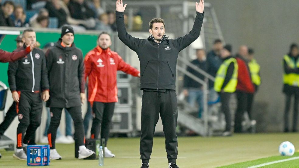 Ist ein Fan des VAR: Nürnbergs Trainer Miroslav Klose. Foto: Uwe Anspach/dpa