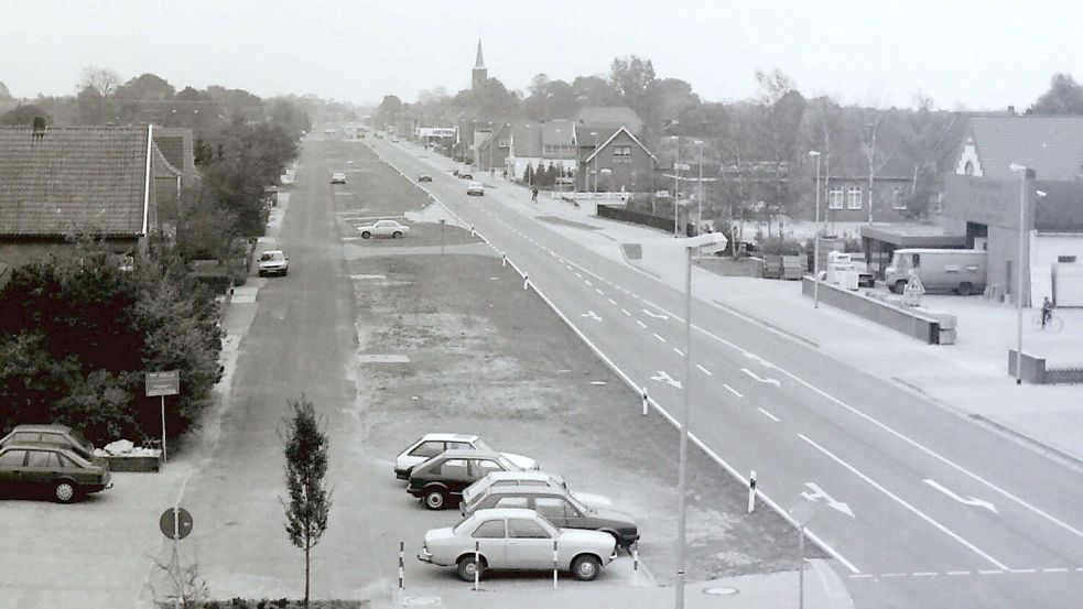 Ein Blick auf die Hauptstraße Ostrhauderfehns im Jahr 1984. In der ersten Ausgabe des Newsletters gibt es für Leser eine große Auswahl an Fotos. Foto: Archiv