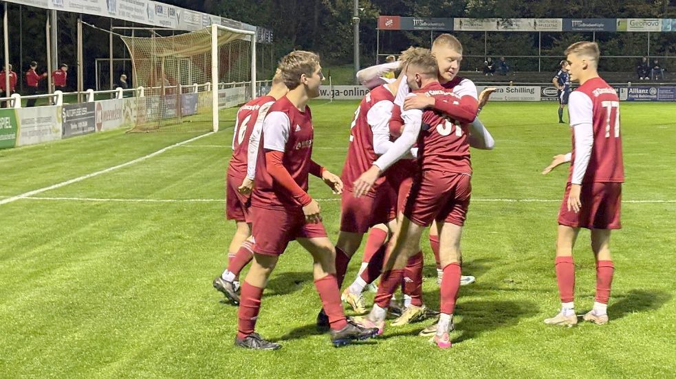 Der Jubel nach dem 2:2-Ausgleich durch René Akkermann war groß. Foto: Ammermann