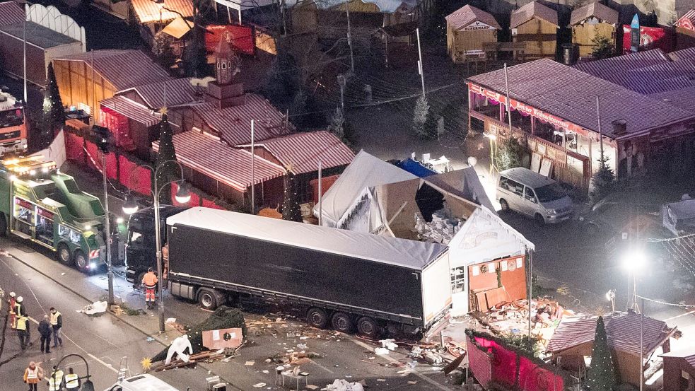 Der folgenschwerste islamistische Terroranschlag in Deutschland wurde im Dezember 2016 in Berlin verübt, wo ein abgelehnter Asylbewerber aus Tunesien einen gestohlenen Lastwagen in die Menschenmenge auf einem Weihnachtsmarkt lenkte. Den LKW-Fahrer hatte er vorher erschossen. Der Attentäter tötete auf dem Breitscheidplatz zwölf Menschen. Fast 170 Menschen wurden verletzt, teils schwer. Einer von ihnen starb 2021 an den Langzeitfolgen seiner Verletzungen. (Archivfoto) Foto: Bernd von Jutrczenka/dpa