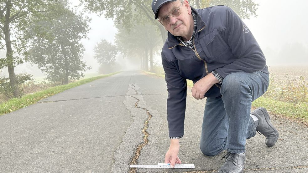 Der Völlenerfehner Jan Feldick weist auf den schlechten Zustand der Süderstraße hin. Er fordert eine 30er-Regelung und Schilder, die auf Straßenschäden hinweisen. Foto: Ammermann