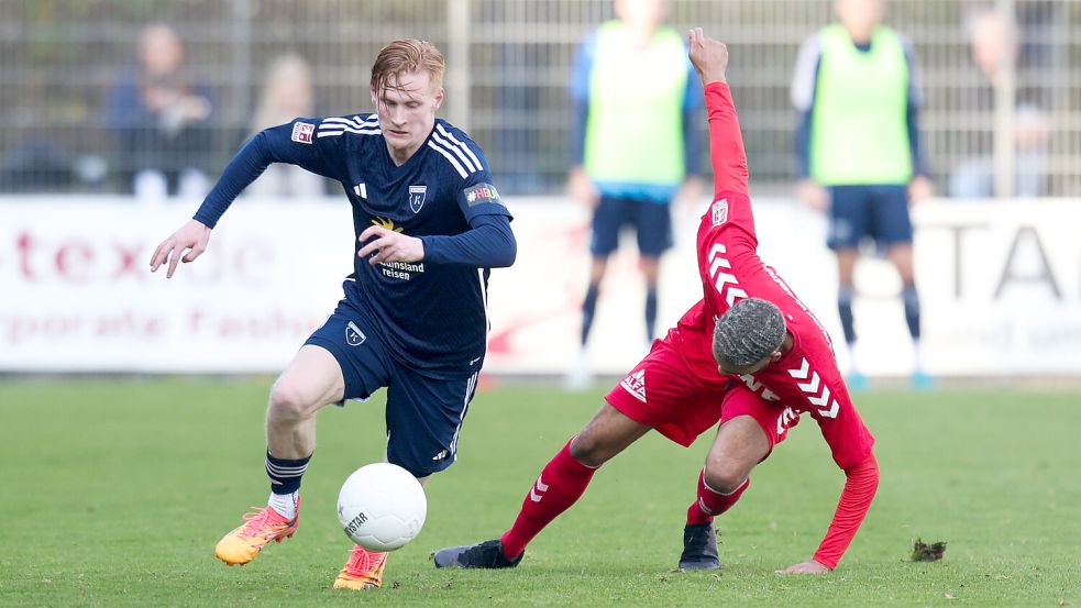 Pascal Steinwender (links), der 2023 von Teutonia Ottensen zu Kickers Emden wechselte, muss auf das Wiedersehen mit seinem Ex-Klub noch ein wenig warten. Foto: Doden/Emden