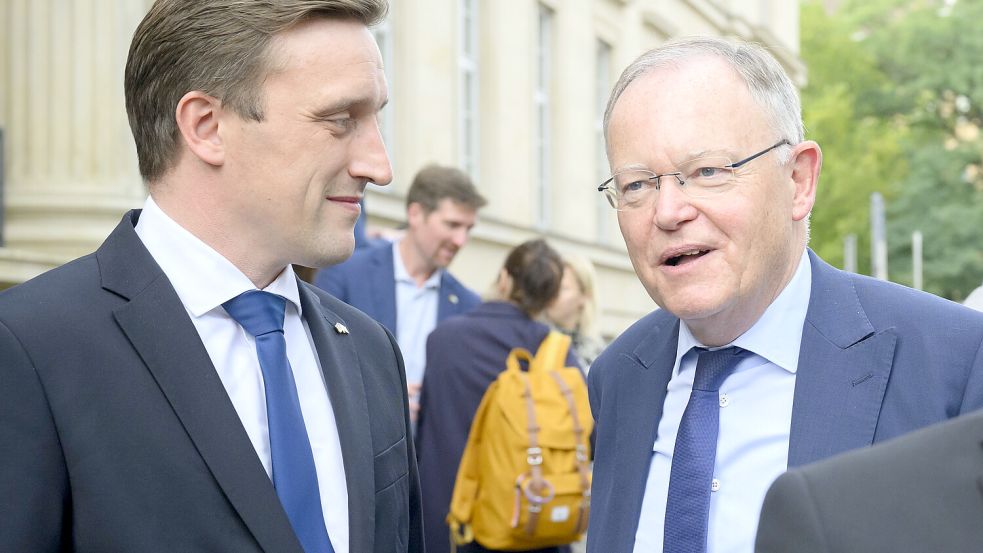 Sebastian Lechner (links, CDU), kritisiert, dass neben Stephan Weil eine Regierungskollegin im VW-Aufsichtsrat sitzt. Foto: dpa/Julian Stratenschulte