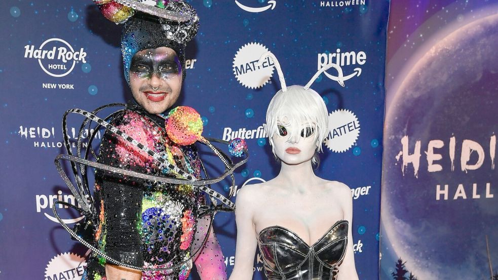 Bill Kaulitz (l) als „Universum“ und Leni Klum besuchen die Halloween-Party von Heidi Klum. Foto: Evan Agostini/Invision/AP/dpa