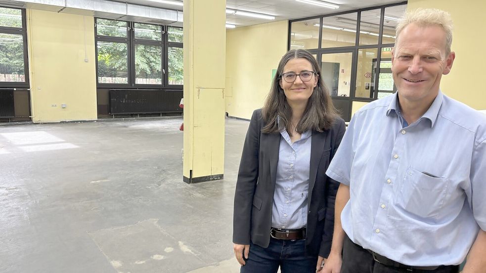 Dr. Mareike Engelberg und Bürgermeister Geert Müller im Sommer bei einem Ortstermin in dem Gebäudekomplex, der zum Jahreswechsel an die Gemeinde Rhauderfehn gehen wird. Archivfoto: Janßen