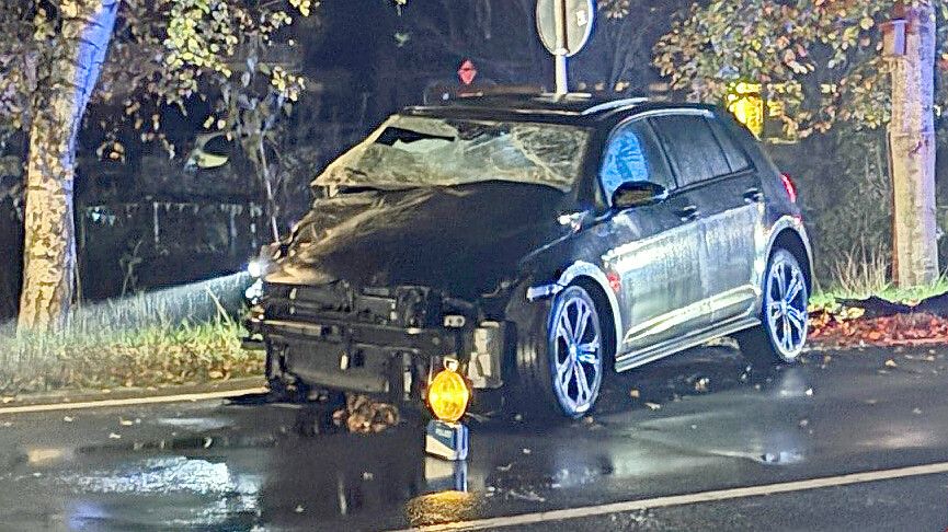 Die Autos wurden bei dem Unfall auf der Dornumer Straße in Tannenhausen schwer beschädigt. Foto: Heino Hermanns