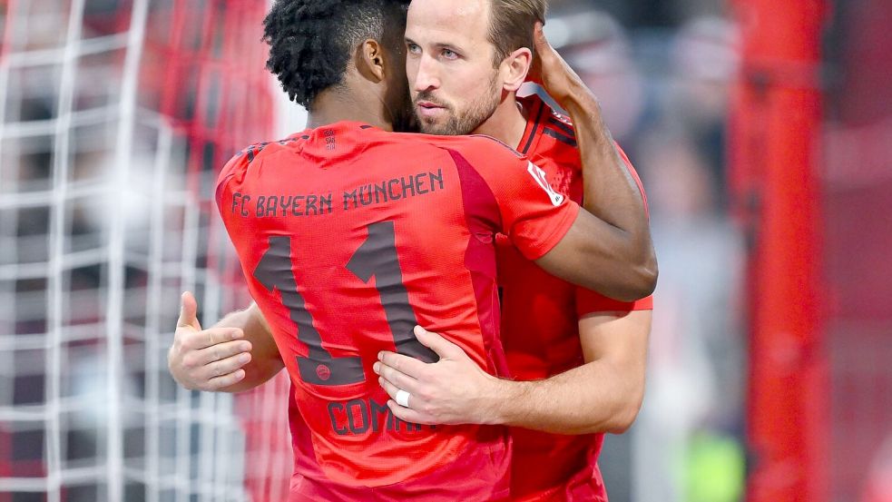 Bayerns Torschützen beim Jubel: Kingsley Coman (l) und Harry Kane. Foto: Sven Hoppe/dpa