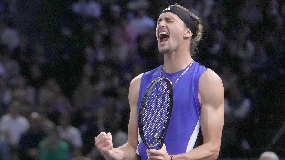 Alexander Zverev jubelt über den Finaleinzug in Paris. Foto: Thibault Camus/AP/dpa