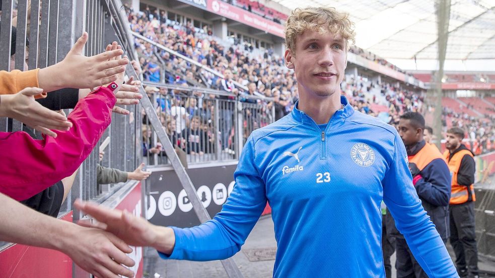 Lasse Rosenboom klatscht mit den Fans nach dem überraschenden 2:2 in Leverkusen ab. Foto: Imago/Sven Simon