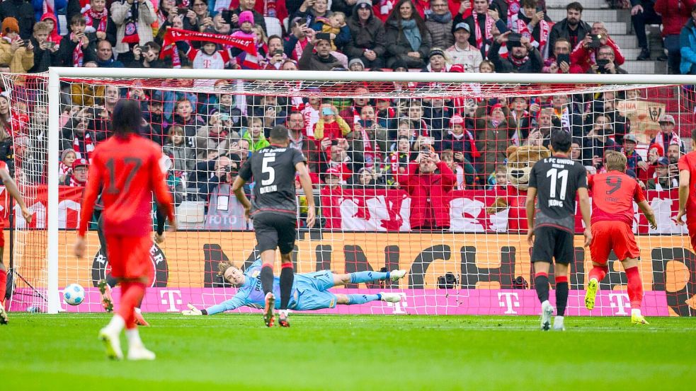 Harry Kane (r) verwandelt exakt in die Ecke, die Union-Torwart Frederik Rönnow ihm ansagte. Foto: Tom Weller/dpa