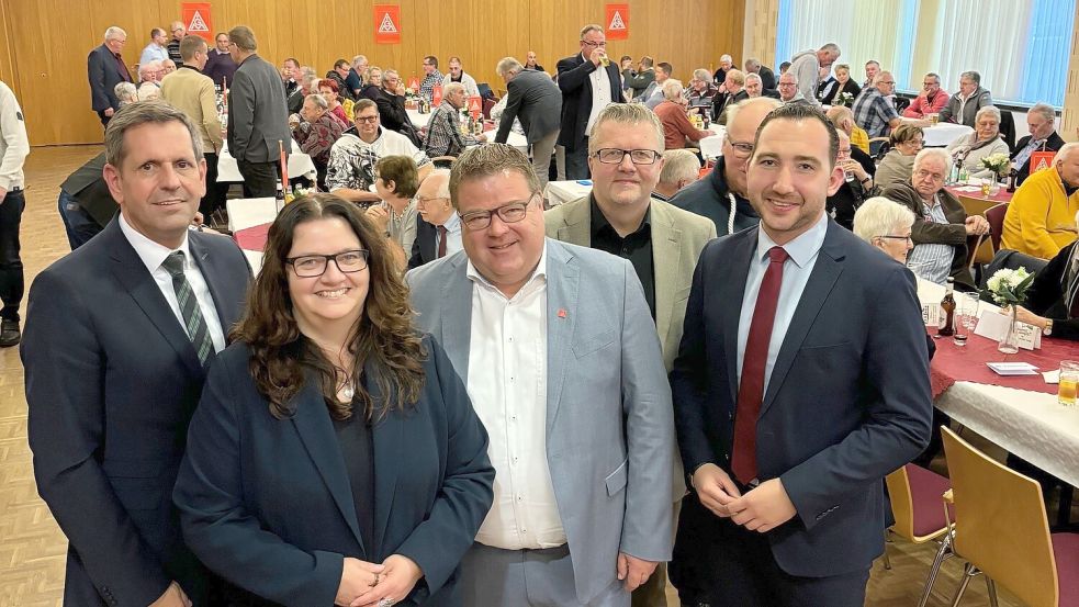 Sie sprachen auf der Jubilar-Feier der IG Metall Leer-Papenburg (von links): Wirtschaftsminister Olaf Lies, Bundestagsabgeordnete Anja Troff-Schaffarzyk, Thomas Gelder, Bürgermeister Theo Douwes und Landtagsabgeordneter Nico Bloem. Foto: Kruse