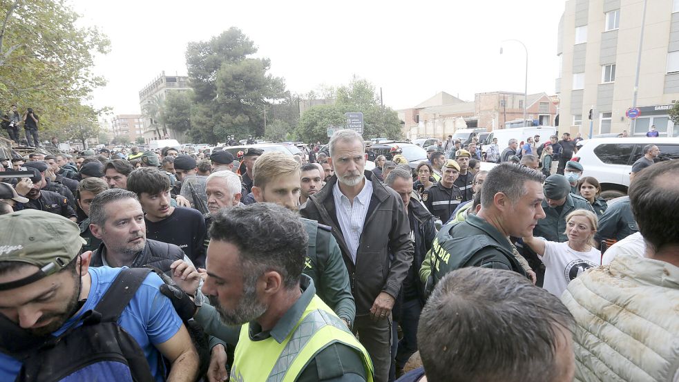 Spaniens König Felipe wurde in den Flutgebieten von wütenden Menschen empfangen. Foto: dpa/AP/Hugo Torres