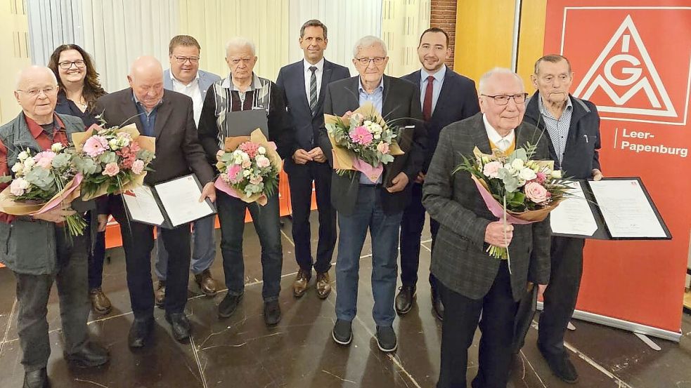 Für 70 Jahre Mitgliedschaft in der IG Metall wurden geehrt (vorne, von links): Manfred Ertz, Anton Lüppens, Martin Haak, Heinrich Griepenburg , Hans Schulte und Eberhard Rickermann. Die Ehrenurkunden und Blumen überreichten (hinten, von links): Anja Troff-Schaffarzyk, Thomas Gelder, Olaf Lies und Nico Bloem. Foto: IG Metall