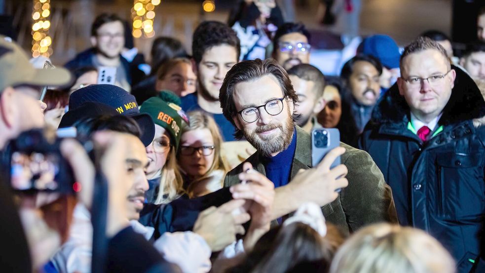 Weltpremiere des Films „Red One – Alarmstufe Weihnachten“ in Berlin: Selfies mit Chris Evans. Foto: Christoph Soeder/dpa