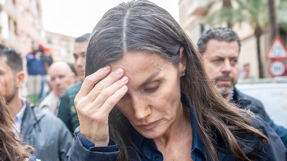 Spaniens Königin Letizia reagiert betroffen, als sie die von den Überschwemmungen betroffenen Menschen in der Nähe von Valencia besucht. Foto: David Melero/AP