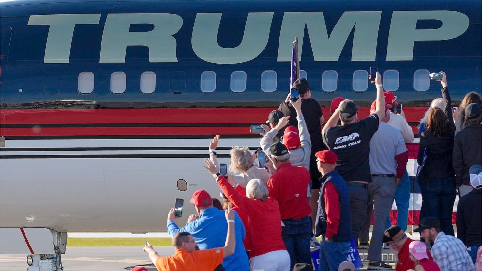 Trumps Anhänger jubeln dem Republikaner zu. (Archivbild) Foto: Julia Demaree Nikhinson/AP