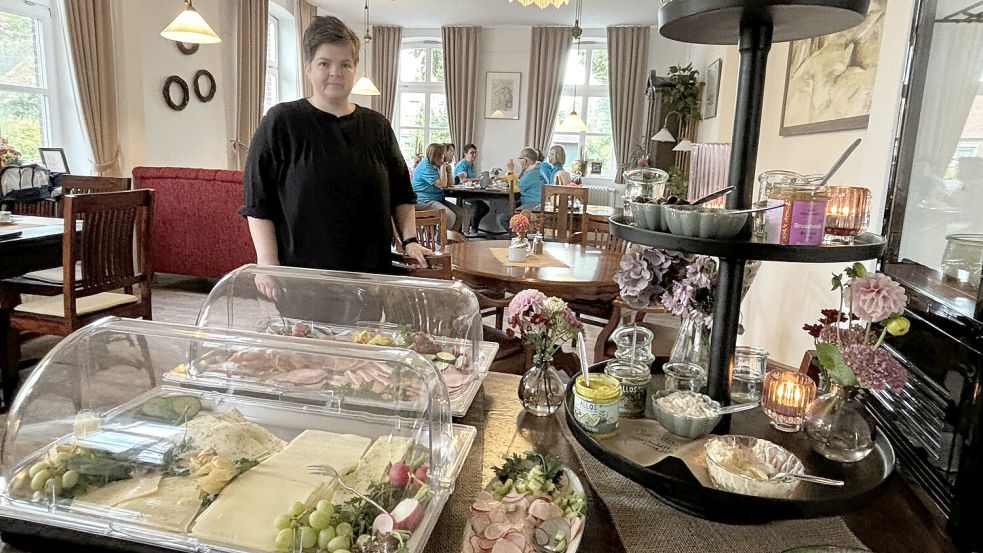 Stefanie Hanekamp, Leiterin des Dorfcafés in Potshausen, steht hinter dem Frühstücksbuffet. Das Buffet wird von Freitag bis Sonntag angeboten. Foto: Zein