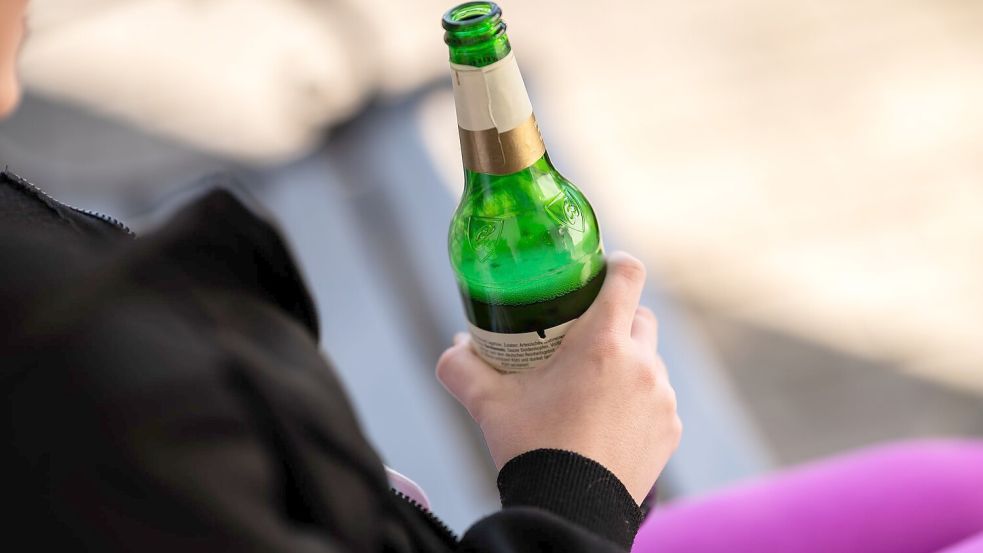 Ausschweifendes Alkohol trinken nimmt laut einer Studie bei jungen Leuten wieder zu. (Archivbild) Foto: Silas Stein/dpa