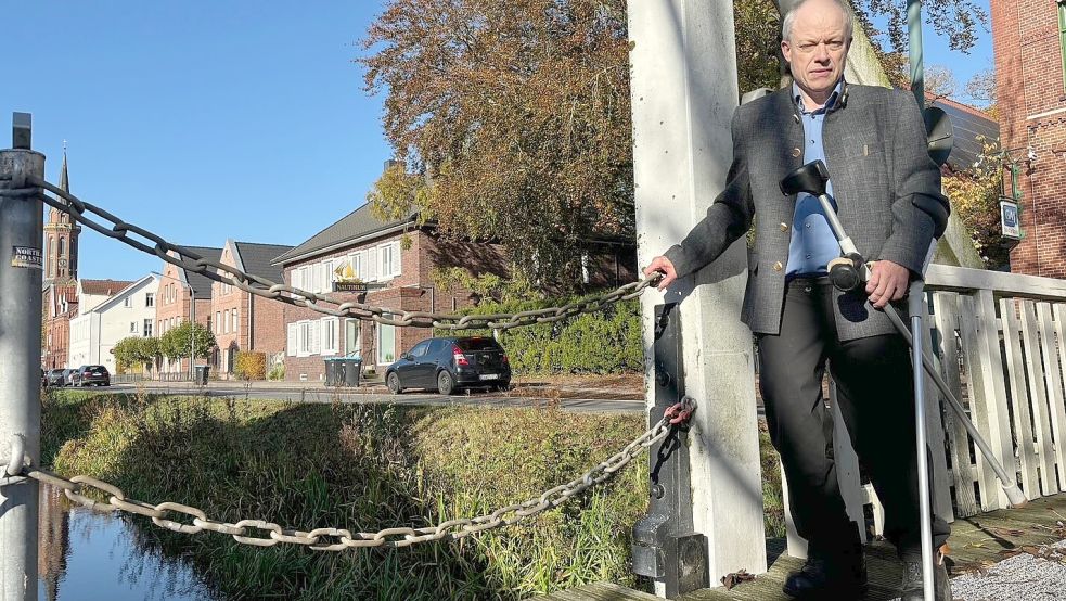 Werner Lottmann ist 100 Prozent schwerbehindert, kann sich nur mühsam mit Krücken fortbewegen. Jetzt hat er seinen Arbeitsplatz verloren. Foto: Janßen