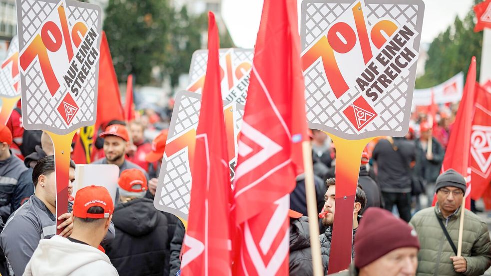 Die IG Metall setzt ihre Warnstreiks zu Beginn der neuen Woche in mehreren Bundesländern fort. (Archivbild) Foto: Daniel Karmann/dpa