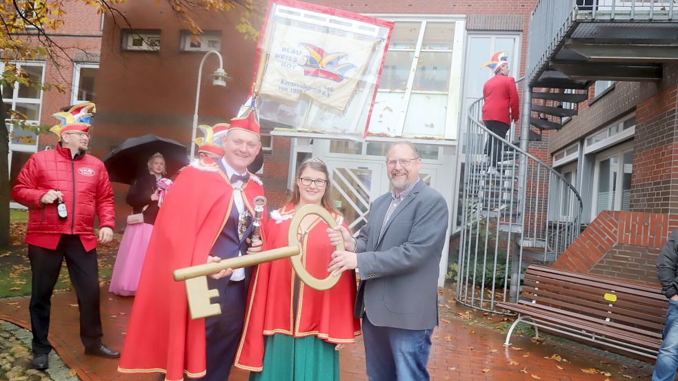 2023 überreichte Bürgermeister Thomas Otto (rechts) den Karnevalisten den symbolischen Rathausschlüssel. Foto: Passmann