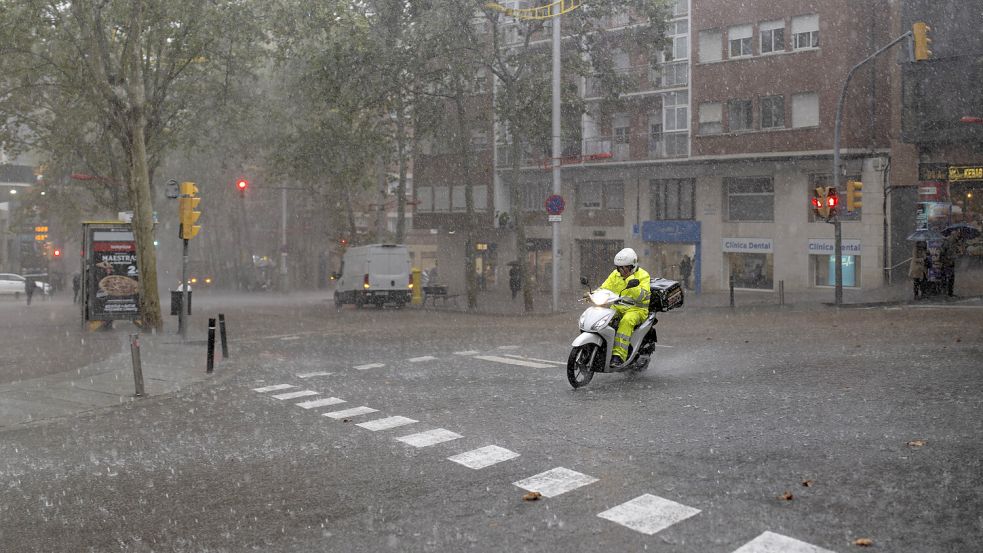 Der Wetterdienst von Katalonien hat die Alarmstufe Rot für heftige Unwetter und Hagelstürme im katalanischen Gebiet ausgerufen. Foto: dpa/Lorena Sopêna