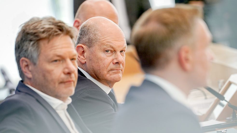 Wie lange sitzen sie noch gemeinsam auf der Regierungsbank? Kanzler Olaf Scholz (SPD, Mitte) und seine Mitstreiter Wirtschaftsminister Robert Habeck (Grüne, links) und Finanzminister Christian Lindner (FDP). Foto: Nietfeld/DPA/Archiv