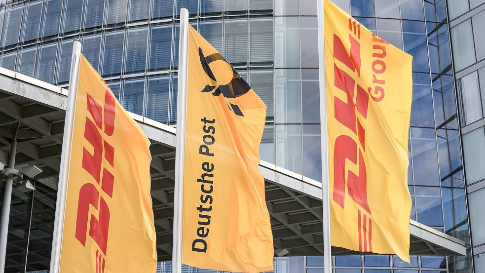 Fahnen wehen vor der Zentrale der DHL Group, die sich im Briefgeschäft Deutsche Post nennt. Foto: Oliver Berg/dpa