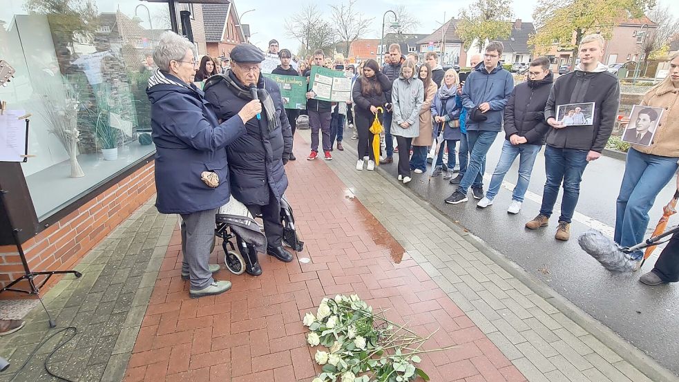 Albrecht Weinberg (links im Bild mit Gerda Dänekas) spricht bei der Gedenkfeier am Untenende in Rhauderfehn 2023. Foto: Gemeinde Rhauderfehn