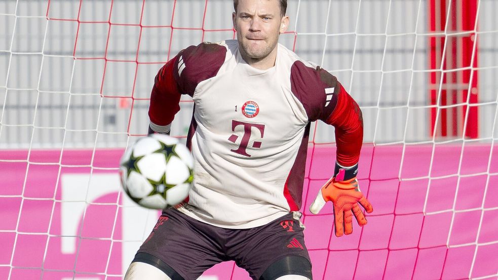 Manuel Voll fokussiert beim Trainer: Manuel Neuer will gegen Lissabon sein Tor suaberhalten. Foto: Sven Hoppe/dpa