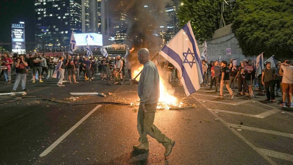 Nach der Entlassung von Verteidigungsminister Galant gingen in Israel zahlreiche Menschen gegen die Regierung von Ministerpräsident Netanjahu auf die Straße. Foto: Oded Balilty/AP