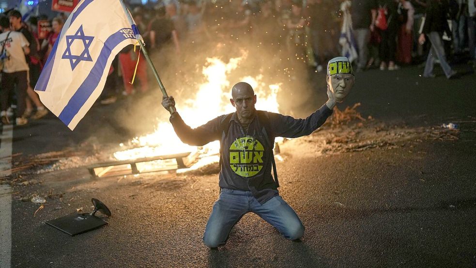 Zahreiche Menschen in Israel gingen nach der Entlassung von Verteidigungsminister Galant auf die Straße. Foto: Francisco Seco/AP