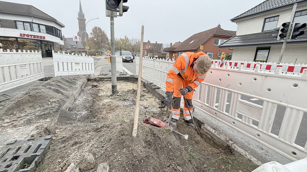 An der Ampelquerung an der Rhaudwieke wird derzeit fleißig gearbeitet. Der Bereich ist gesperrt. Foto: Janßen