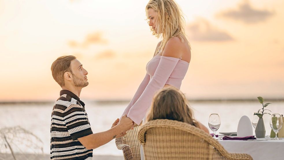 GZSZ-Star Timur Ülker hat seiner Freundin Caroline am Strand einen Antrag gemacht - die beiden Kinder waren lebhafte Zeugen. Foto: Raaya by Atmosphere/dpa