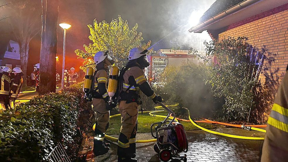 Unter Atemschutz gingen die Einsatzkräfte gegen das Feuer vor. Auch ein Lüfter kam zum Einsatz. Foto: Giehl/Feuerwehr