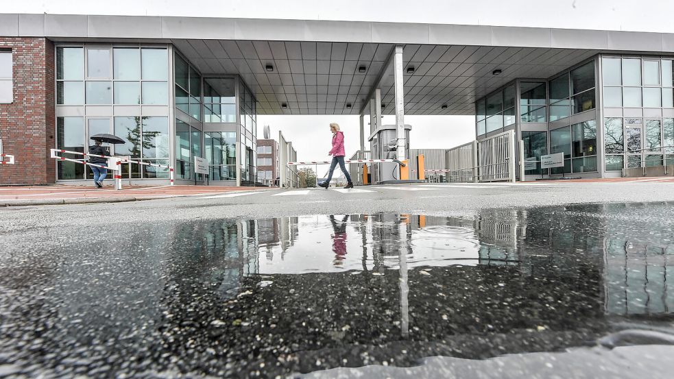 Blick ins VW-Werk in Emden: Der Arbeitgeberverband sieht über Ostfriesland dunkle Wolken aufziehen. Foto: Ortgies