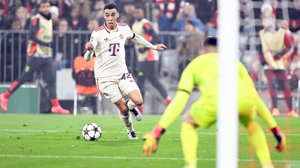 Die Bayern, hier Jamal Musiala (l), rannten immer wieder an auf das Tor von Benfica-Schlussmann Anatolij Trubin. Foto: Sven Hoppe/dpa