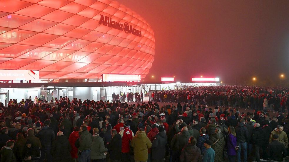 Fans strömen zur Allianz Arena. U-Bahn-Probleme erschwerten die Anreise und führten zu einen späteren Anpfiff. Foto: Sven Hoppe/dpa