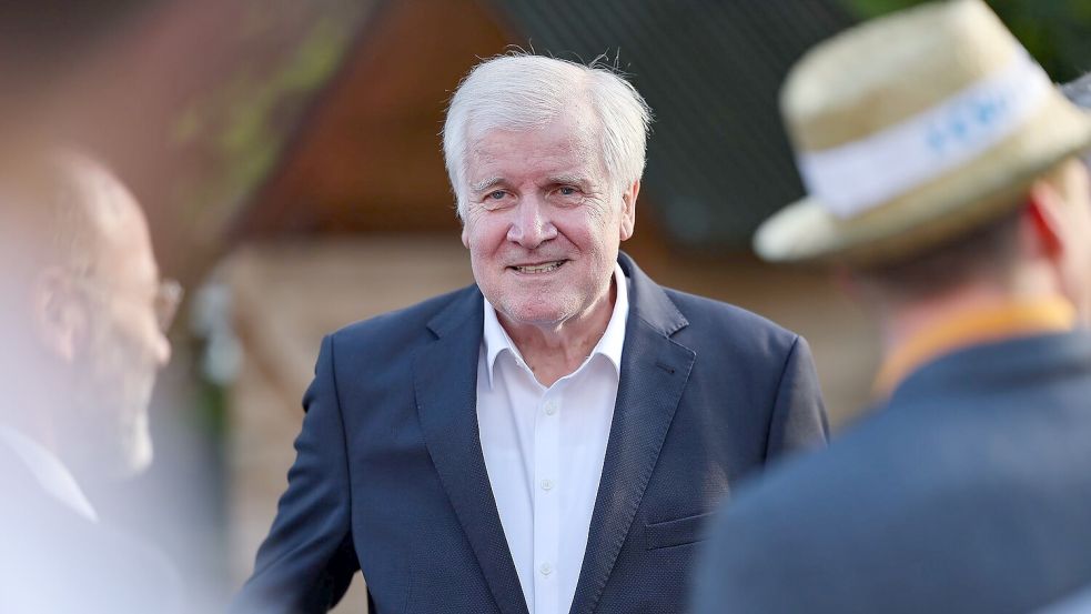 Horst Seehofer (75), hier bei einer Wahlkampfveranstaltung der CSU im Mai 2024, war bayerischer Ministerpräsident, CSU-Vorsitzender und im letzten Kabinett von Kanzlerin Angela Merkel (CDU) Bundesinnenminister. Mit Merkel trug er vor allem in Migrationsfragen mehrere Konflikte aus. (Archivfoto) Foto: Daniel Löb/dpa