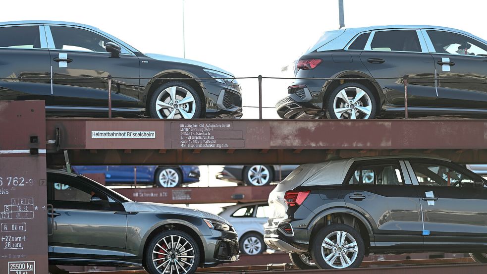 Ungewisse Zukunft: Neuwagen von Volkswagen und Audi stehen auf einem Autozug im Emder Hafen. Foto: Penning/DPA/Archiv