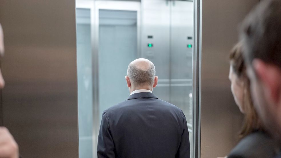 Bundeskanzler Olaf Scholz steigt nach dem Bruch der Ampelkoalition in einen Aufzug. Foto: Michael Kappeler/dpa