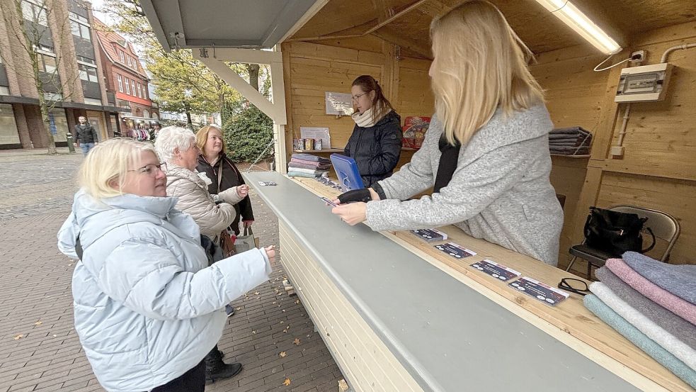 Veronika Rimbach (von rechts) und Anke Krogmann verkaufen am Denkmalsplatz Lose. Foto: Bothe